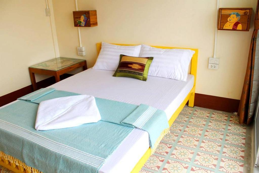 Baan Bovorn Hostel Банкок Стая снимка
