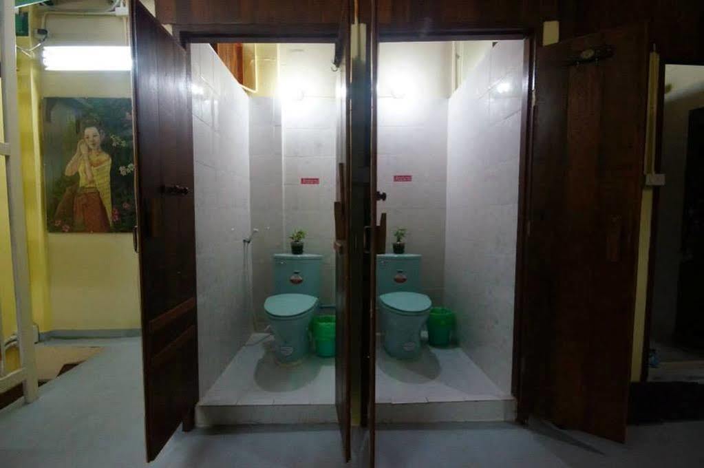 Baan Bovorn Hostel Банкок Екстериор снимка